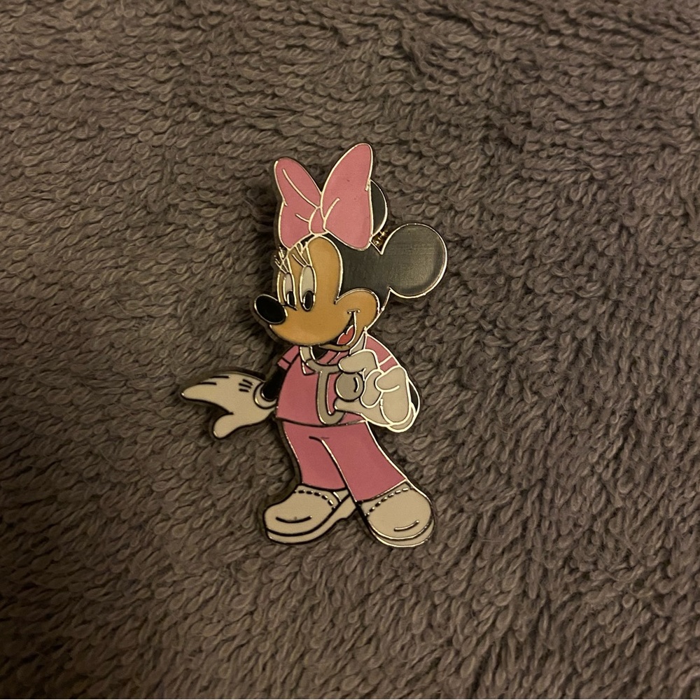 Minnie mouse pin
